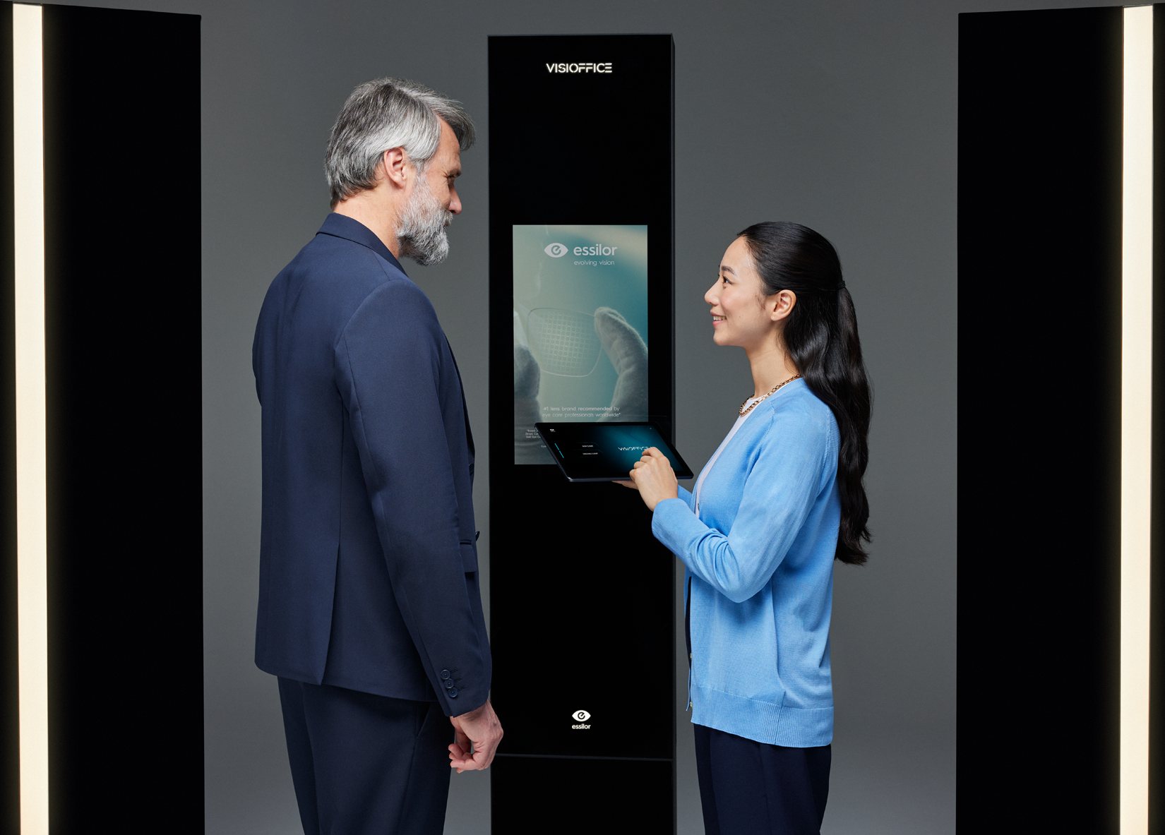 A dispenser taking a measurement at the Visioffice X+ column